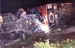 Xe khách đâm xe tải trên cao tốc Pháp Vân, hàng chục người thương vong